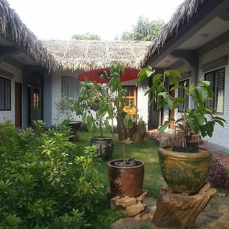 Golden Rose Guest House Old Bagan Bagian luar foto