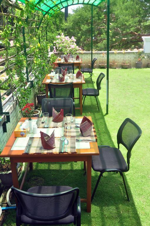 Golden Rose Guest House Old Bagan Bagian luar foto