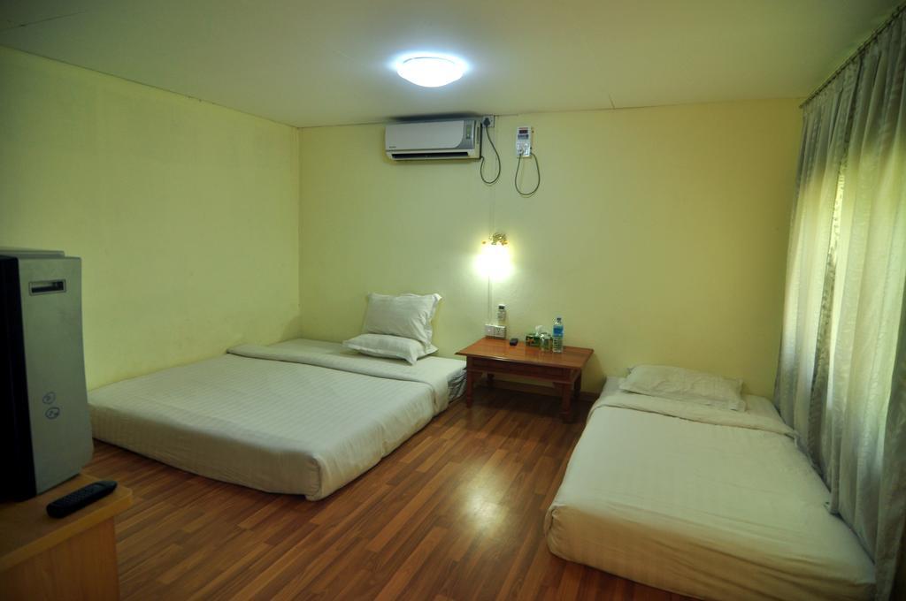 Golden Rose Guest House Old Bagan Bagian luar foto