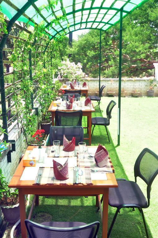 Golden Rose Guest House Old Bagan Bagian luar foto