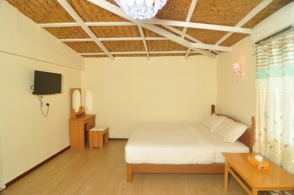 Golden Rose Guest House Old Bagan Bagian luar foto